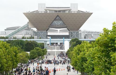 Tokyo Big Sight, the venue for Comiket 100. Cosplayers gathered to show off their cosplay.