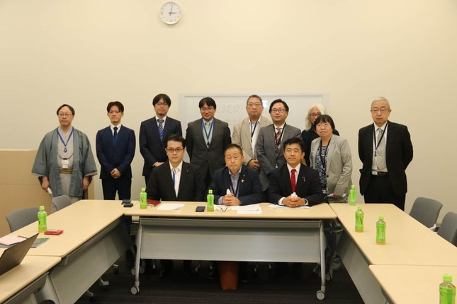 Various doujin industry representatives and government officials participate in a hearing to exchange information regarding COVID's impact on doujin events.