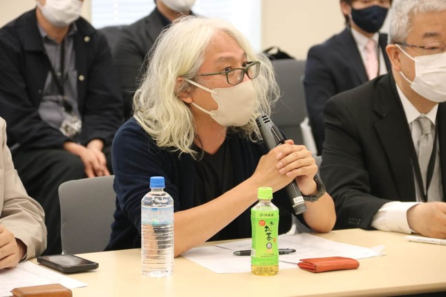 Gen Akagiri (Representative of KEI Corporation Co., Ltd which organizes events like HARU COMIC CITY and SUPER COMIC CITY) takes part in the hearing.