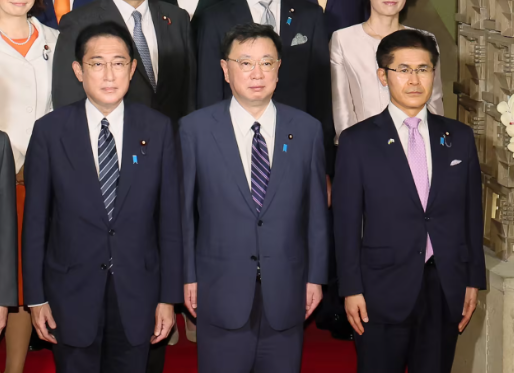 A picture of Jiro Kimura on the far right, standing in a line with Japanese PM Kishida on the far left.